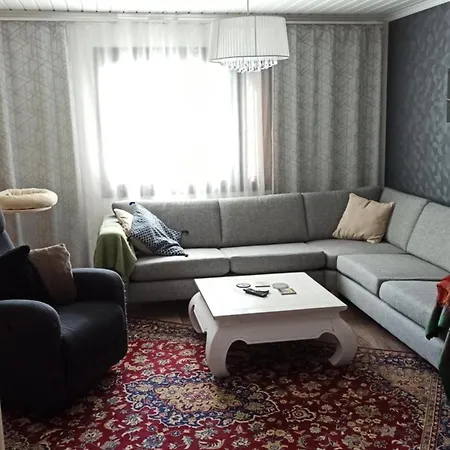 Talo Uima-altaalla Feriehus *